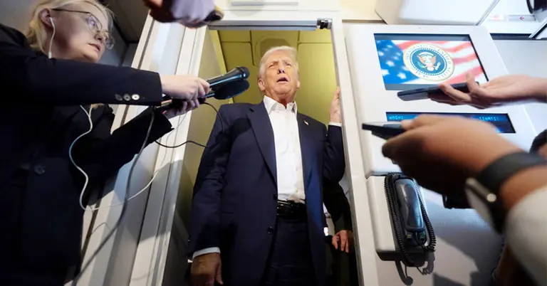 এয়ার ফোর্স ওয়ানে সাংবাদিকদের প্রশ্নের উত্তর দিচ্ছেন ডোনাল্ড ট্রাম্প